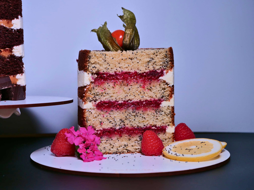 Coupe d'un layer cake aux fruits rouges