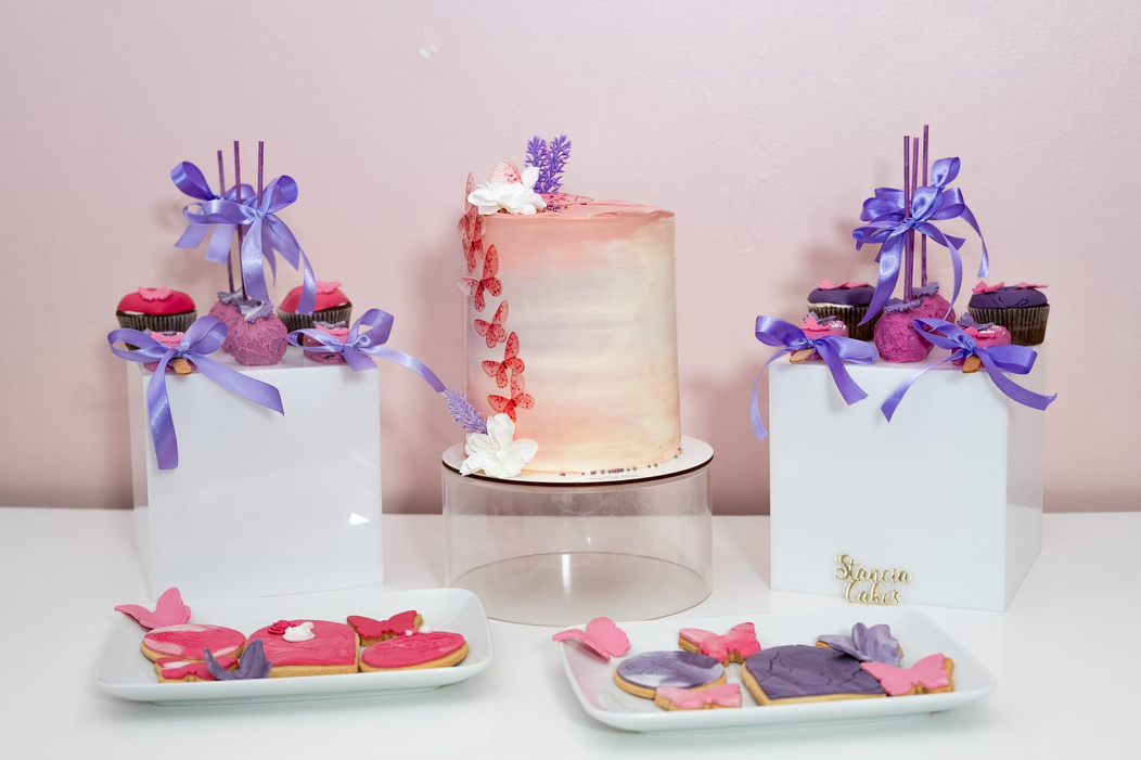 Sweet table complète avec gâteau central et mignardises assorties