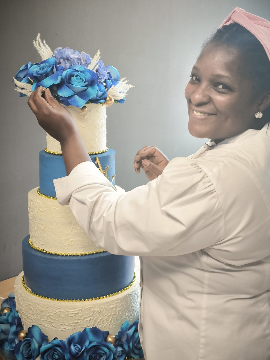 Sandra Semedo, fondatrice de Stancia Cake's, avec un wedding cake bleu et blanc