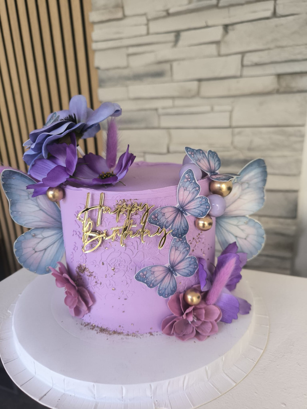 Gâteau d'anniversaire violet avec papillons