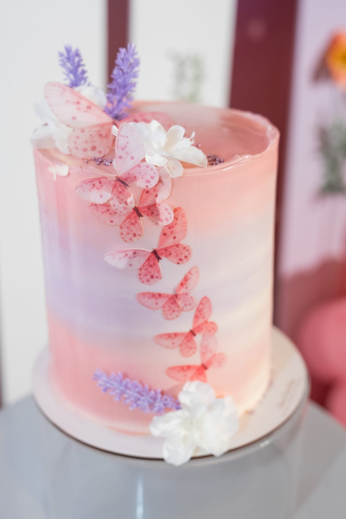 Layer cake rose orné de papillons en sucre