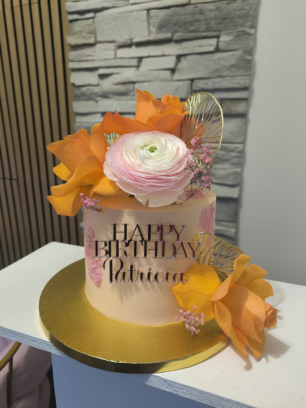 Gâteau aux tons automnaux avec fleurs fraîches
